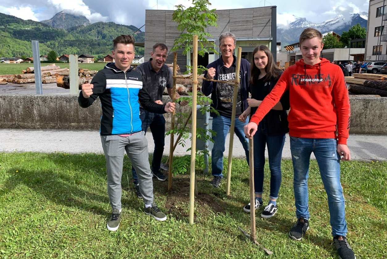 Bäume planzen beim Treeathlon
